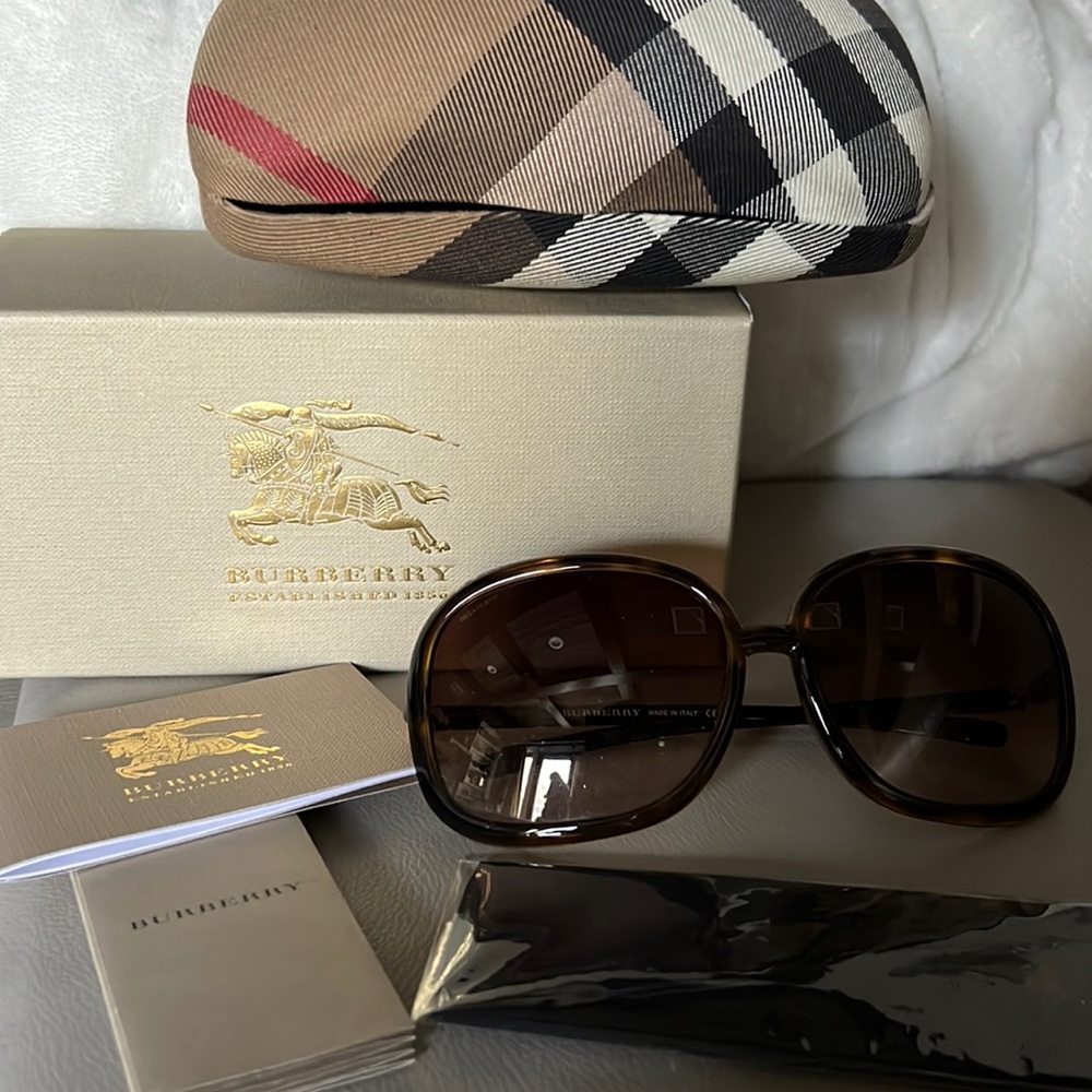 Gorgeous Burberry Tortoiseshell Sunglasses with Case